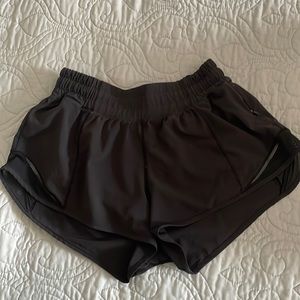 LULULEMON HOTTY HOT LR SHORT 2.5”